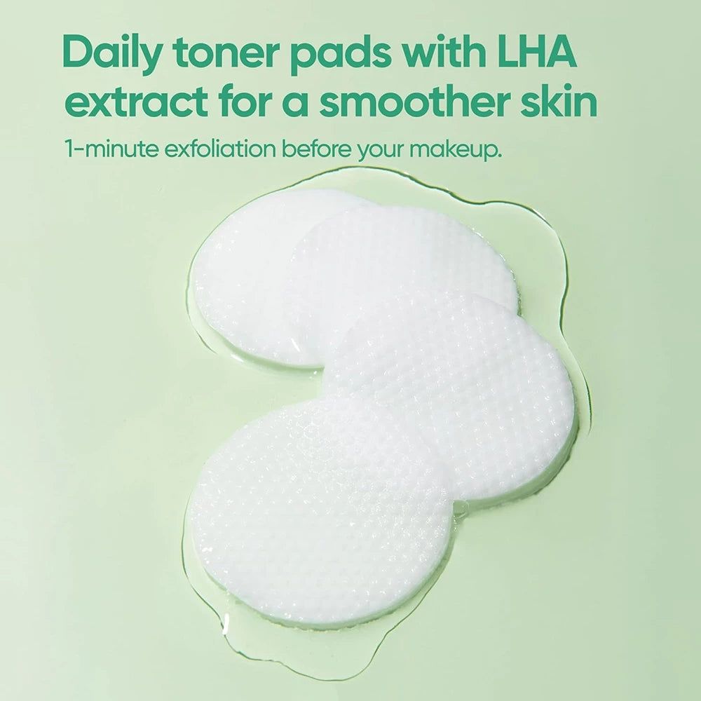 Disques de toner ronds blancs sur liquide. Texte : Daily toner pads with LHA extract for a smoother skin.