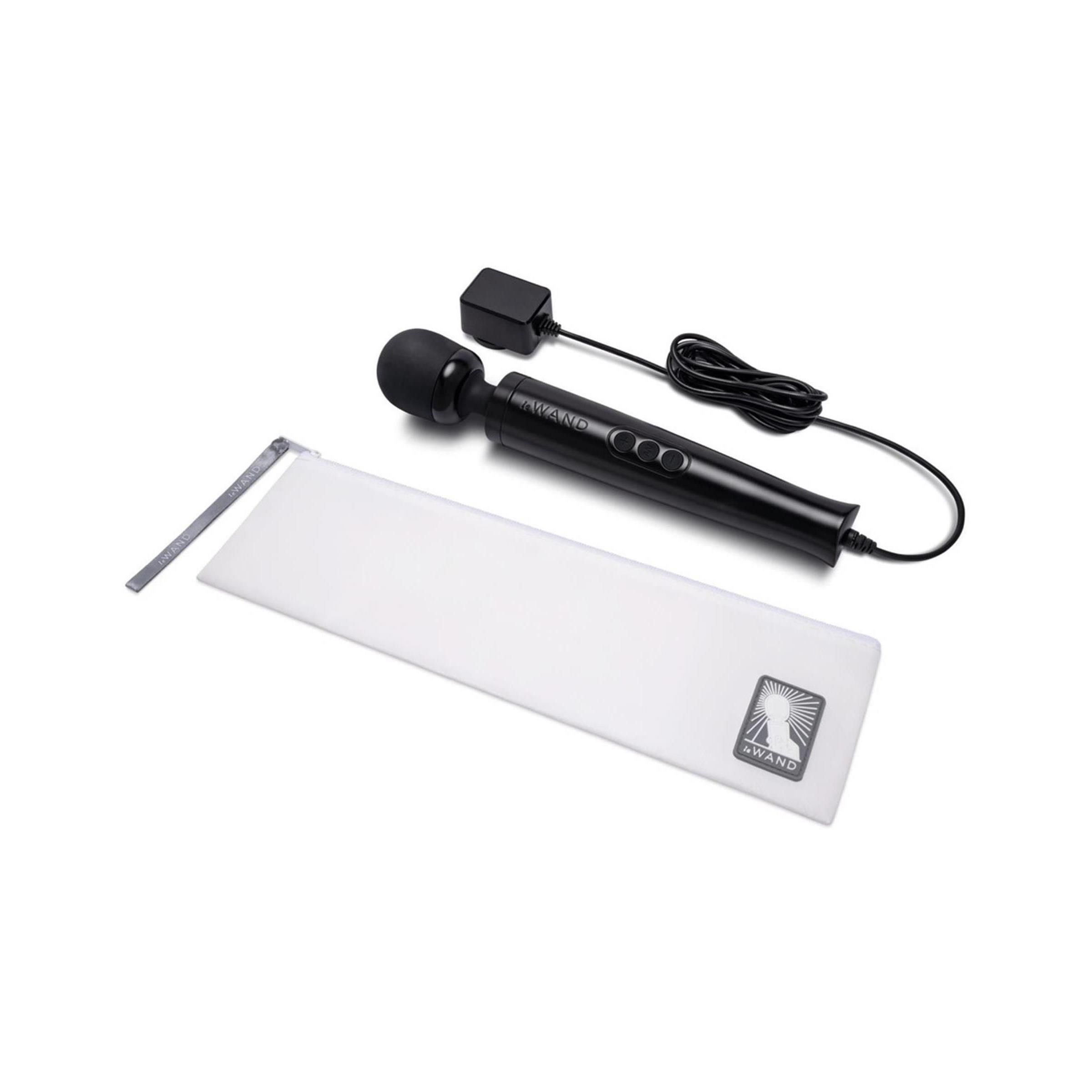 Zwarte massagestaaf "Diecast Plug-In", adapter, tasje en kabel.