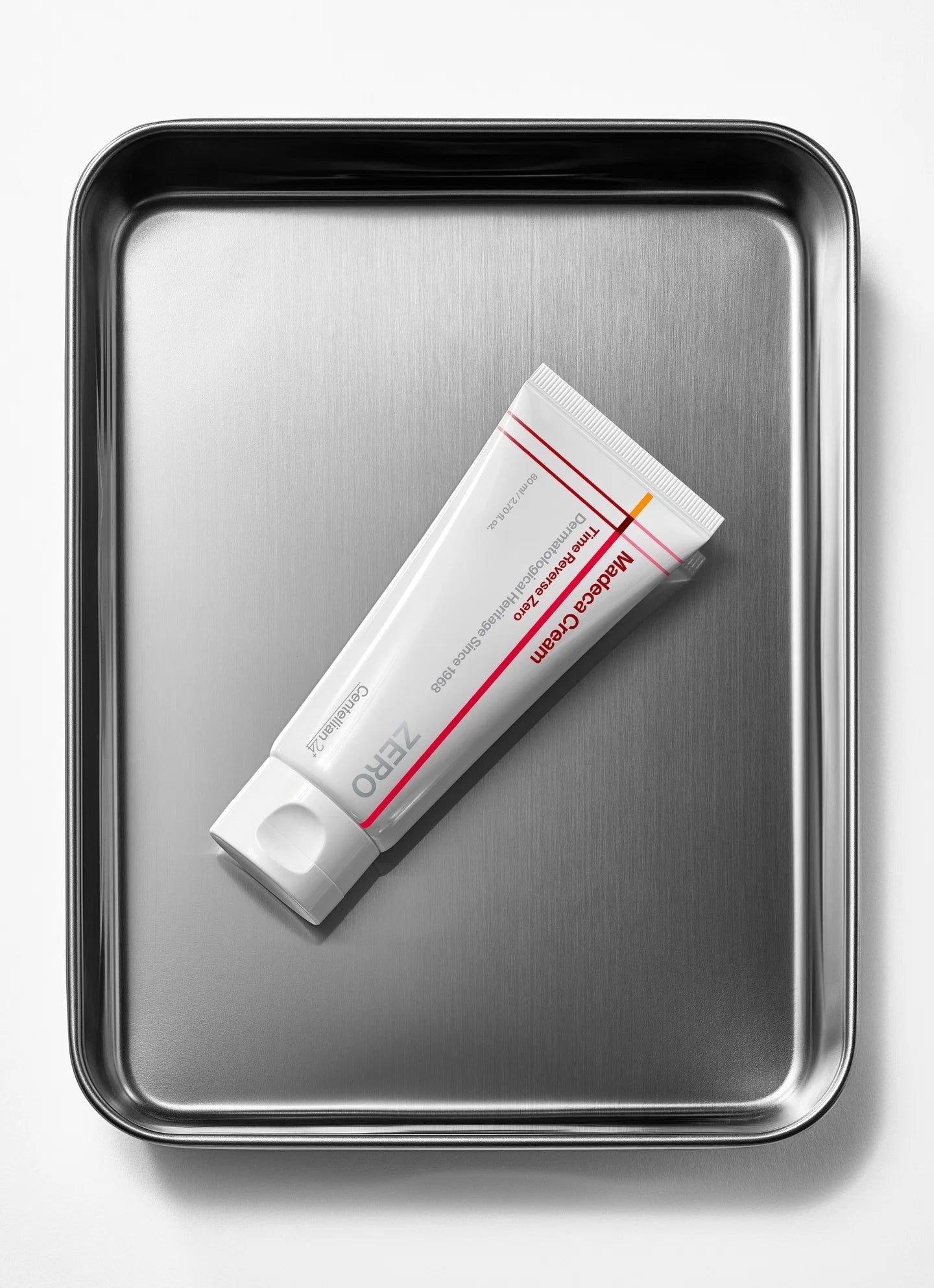 Un tube de crème Madca sur un plateau métallique.