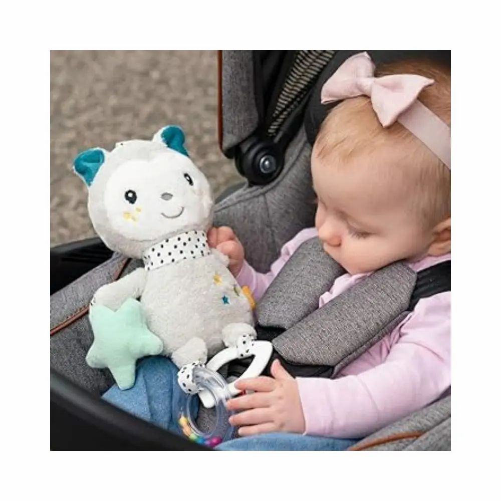 Baby in een kinderwagen met een grijs knuffelbeest. Het knuffelbeest heeft blauwe oren en een gestippelde sjaal. Met ster en spiegel.