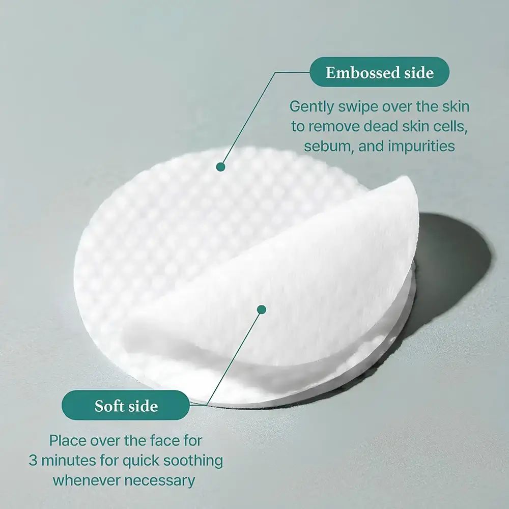 Twee pads, één geopend. Opschrift: Embossed side, Soft side. Tekst: Verwijdert dode huidcellen, verzacht.