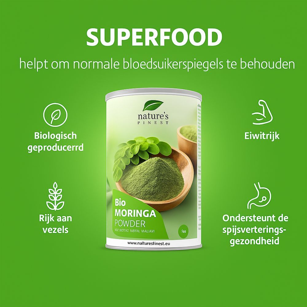 Cilindervormige doos met groen poeder en bladeren. Opschrift: Bio Moringa Powder. Tekst: Superfood, Biologisch geproduceerd, Eiwitrijk.