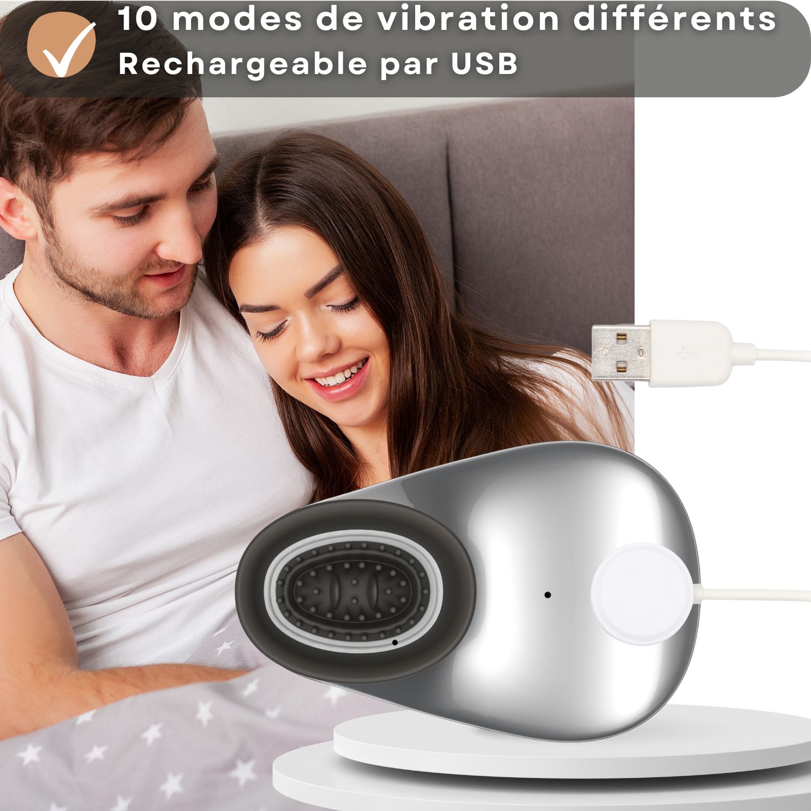 Couple au lit, vibrateur argenté avec tête d'aspiration noire.