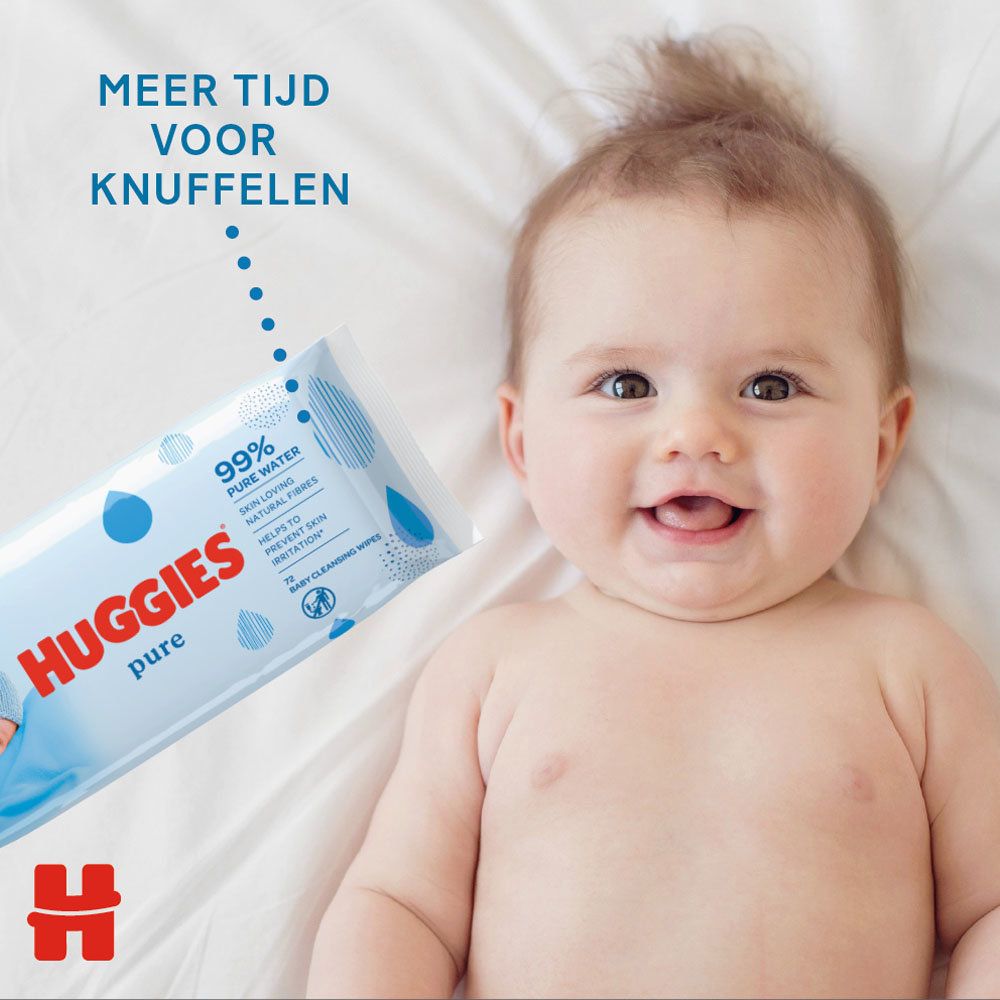 Bébé sur une couverture blanche. À côté, un paquet de lingettes Huggies Pure. Texte : 99% d'eau, respectueux de la peau.