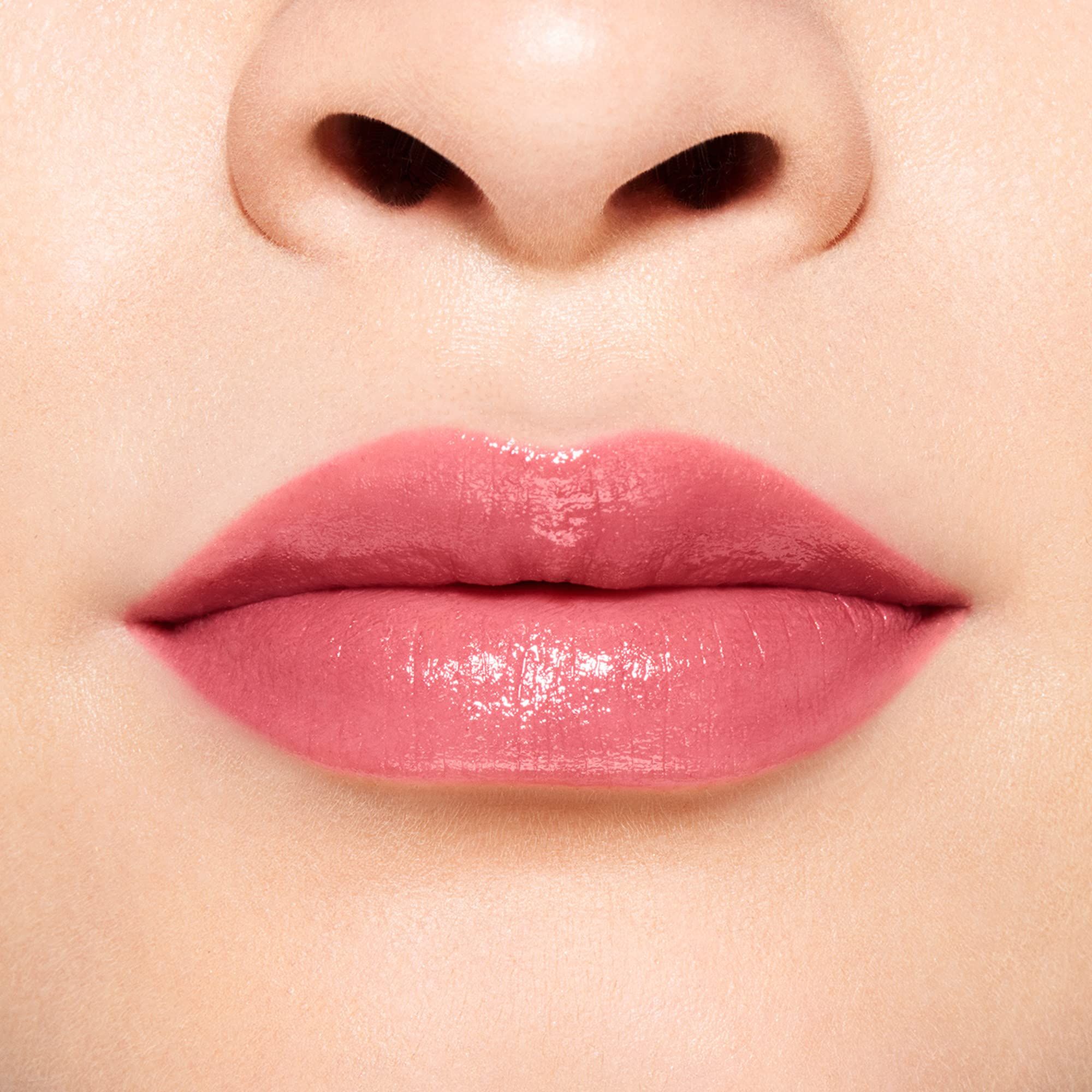 Close-up van lippen met roze lippenbalsem. Glanzende finish.