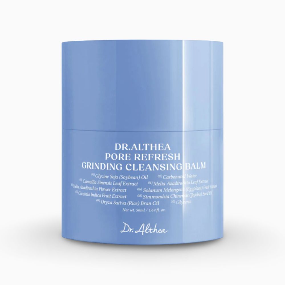 Produit cylindrique bleu avec texte blanc. Inscription: DR.ALTHEA PORE REFRESH GRINDING CLEANSING BALM. Ingrédients.