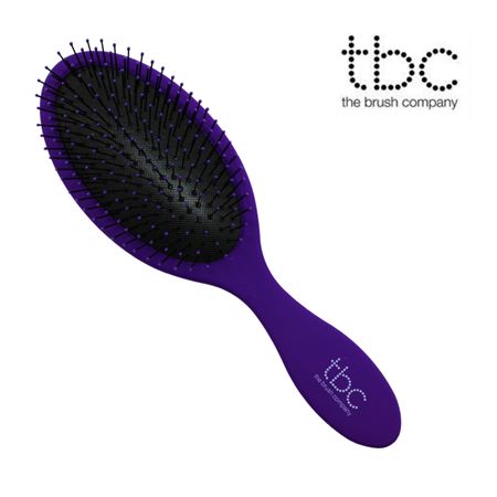 Brosse à cheveux TBC Wet & Dry violette avec des poils noirs.