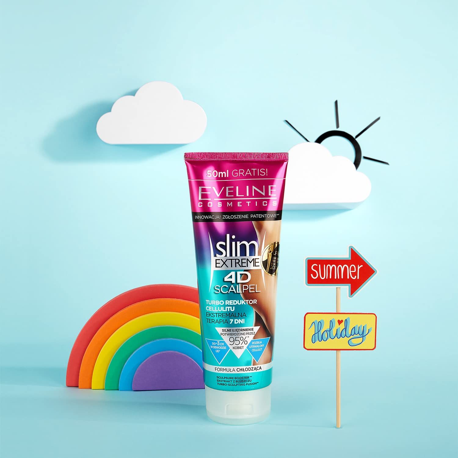 Tube de crème avec nom et logo du produit. Sur fond bleu avec décorations : nuages, arc-en-ciel, soleil, panneaux.