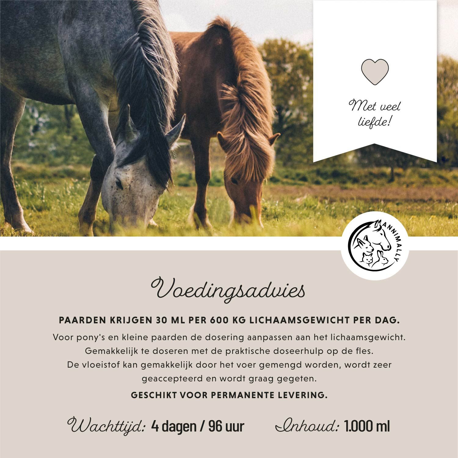 Twee paarden in een wei. Tekst: Voedingsadvies. 30 ml per 600 kg lichaamsgewicht. Inhoud: 1.000 ml.