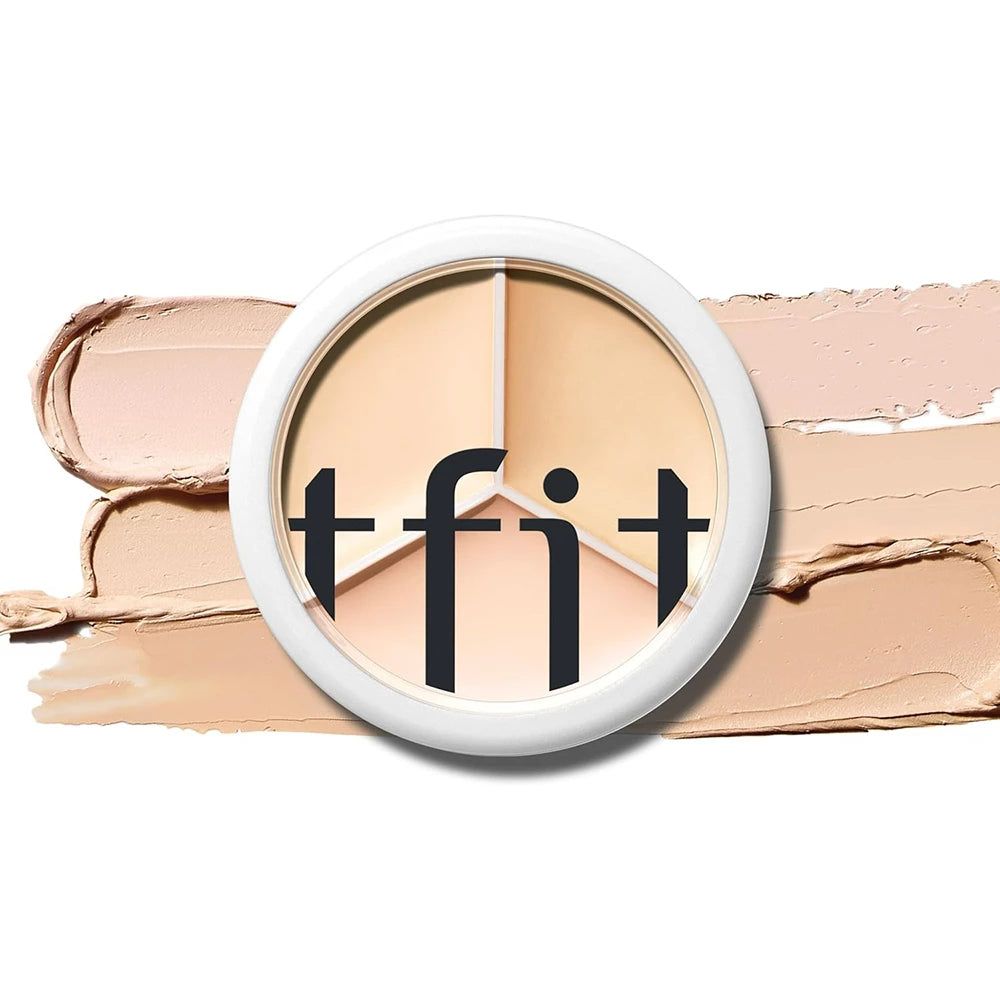 Ronde concealer container met drie tinten. Witte rand, zwart logo: tfit. Daarnaast drie kleurmonsters.
