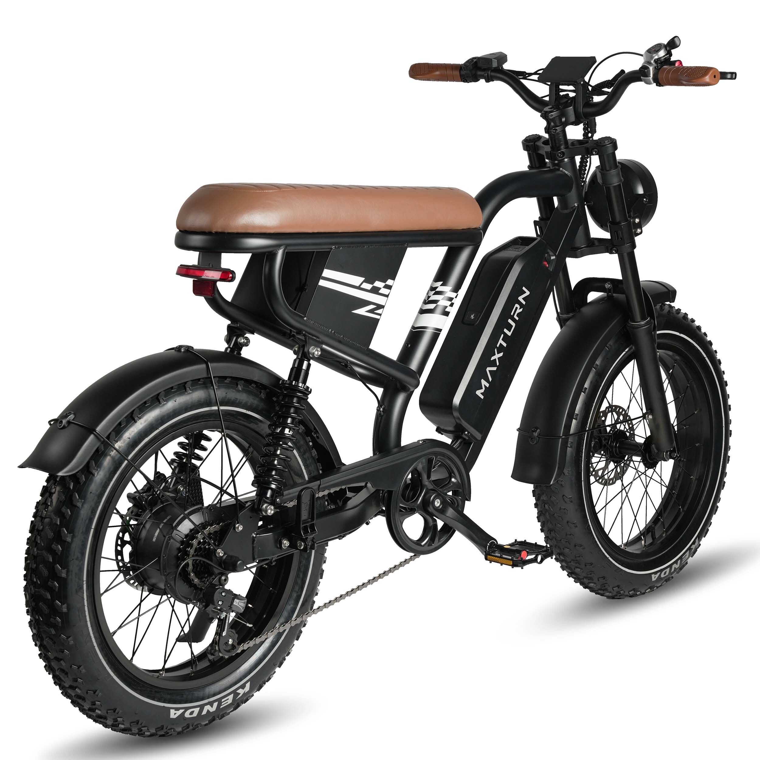 Vélo électrique noir avec selle marron. Inscription "MAXTURN" sur le cadre. Gros pneus et feu arrière.