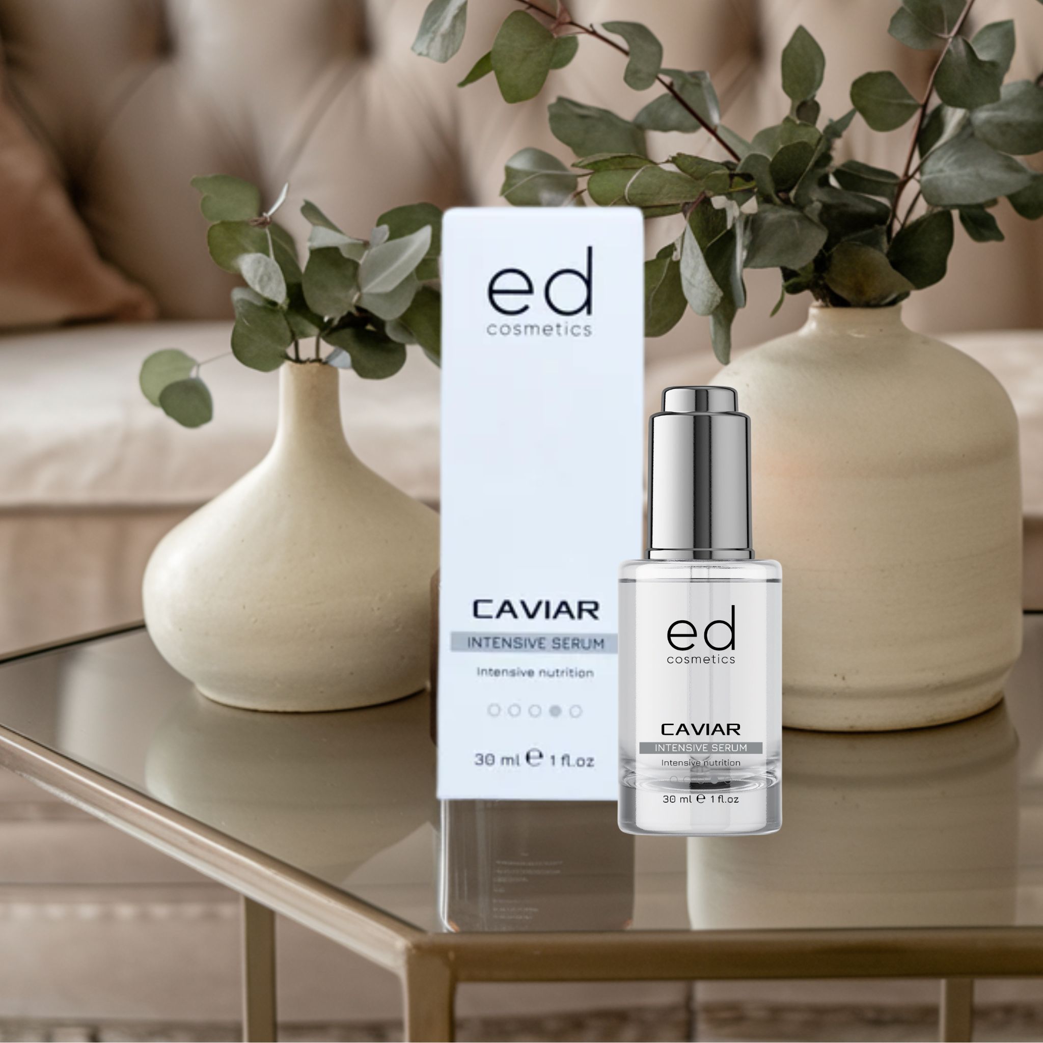 Flacon de sérum et emballage. Inscription : "ed cosmetics", "CAVIAR INTENSIVE SERUM". Sur une table.