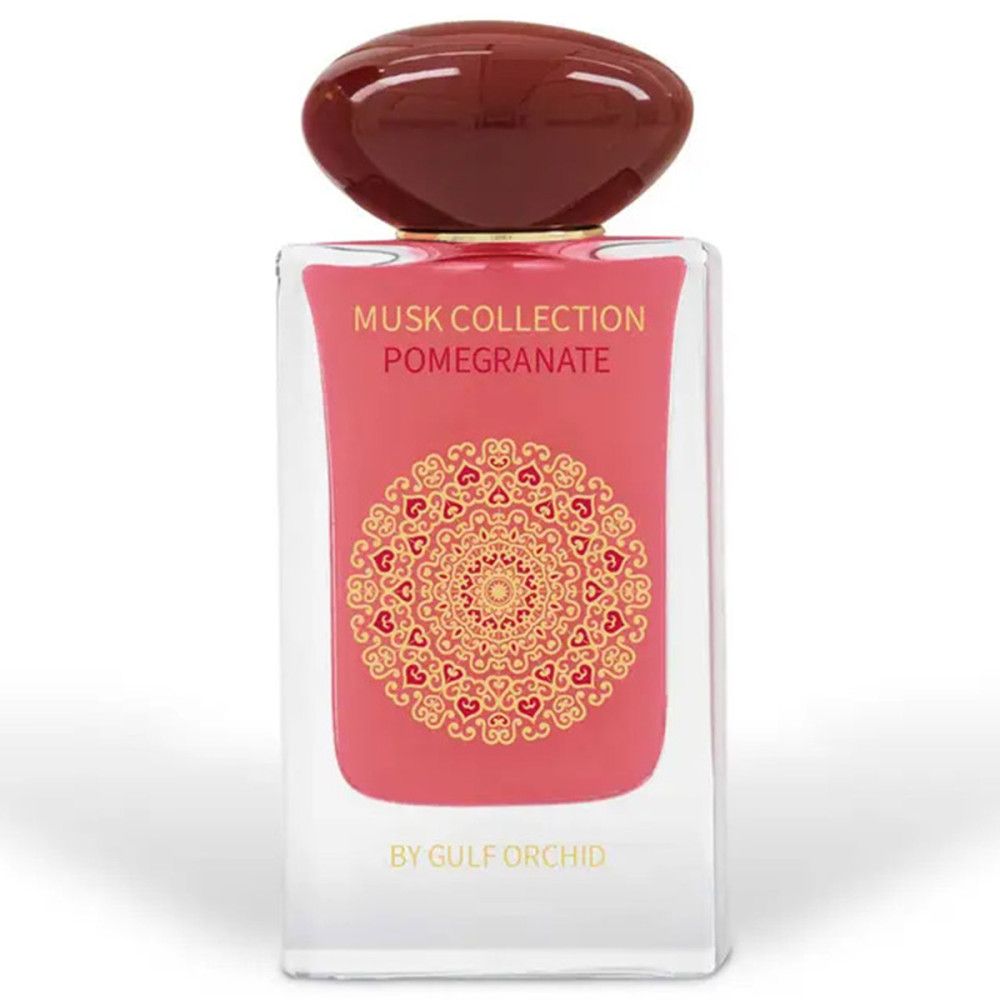 Flacon de parfum avec contenu et bouchon rouges. Inscription 'Musk Collection Pomegranate' et motif décoratif.
