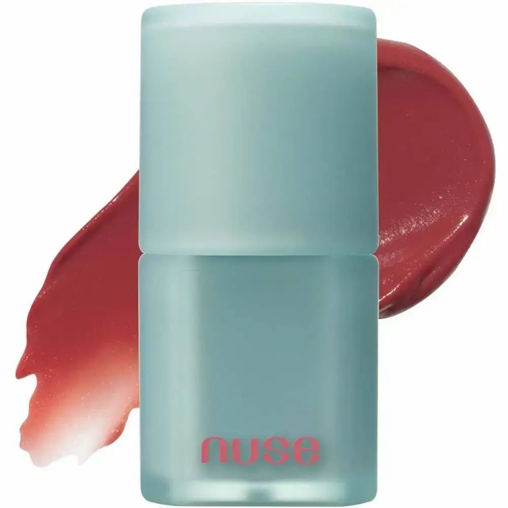 Turquoise lippenstiftcontainer met rode lipstickveeg. Merk: NUSE. Productnaam niet zichtbaar.