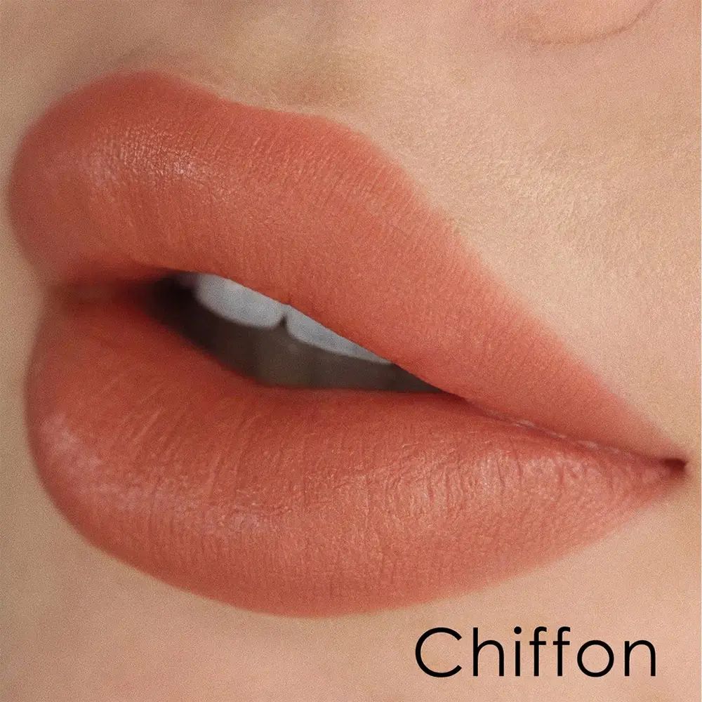 Close-up van lippen beschilderd met een lichtroze lippenstift. De naam "Chiffon" is onderaan de afbeelding te zien.