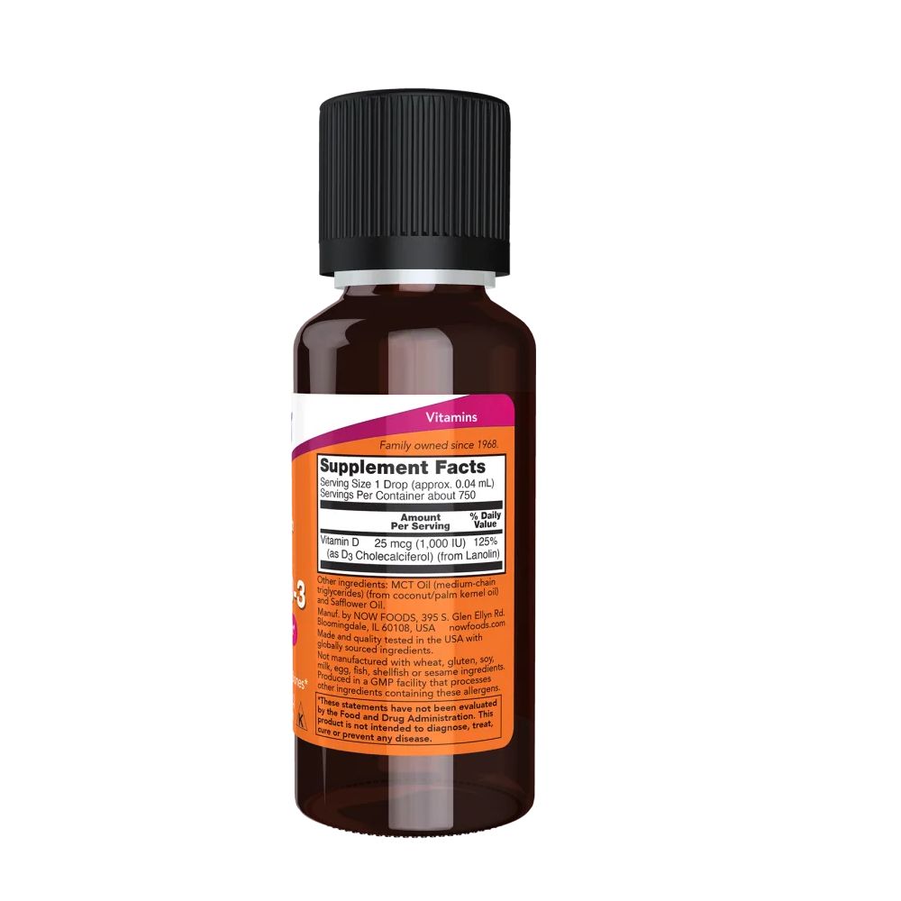 Achterkant van een bruine glazen fles met zwarte dop. Etiket met voedingswaarde-informatie en "Vitamin D-3".