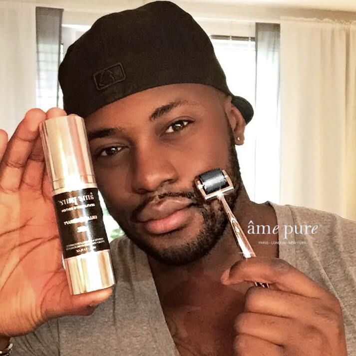 Man die een microneedling roller en gel vasthoudt.
