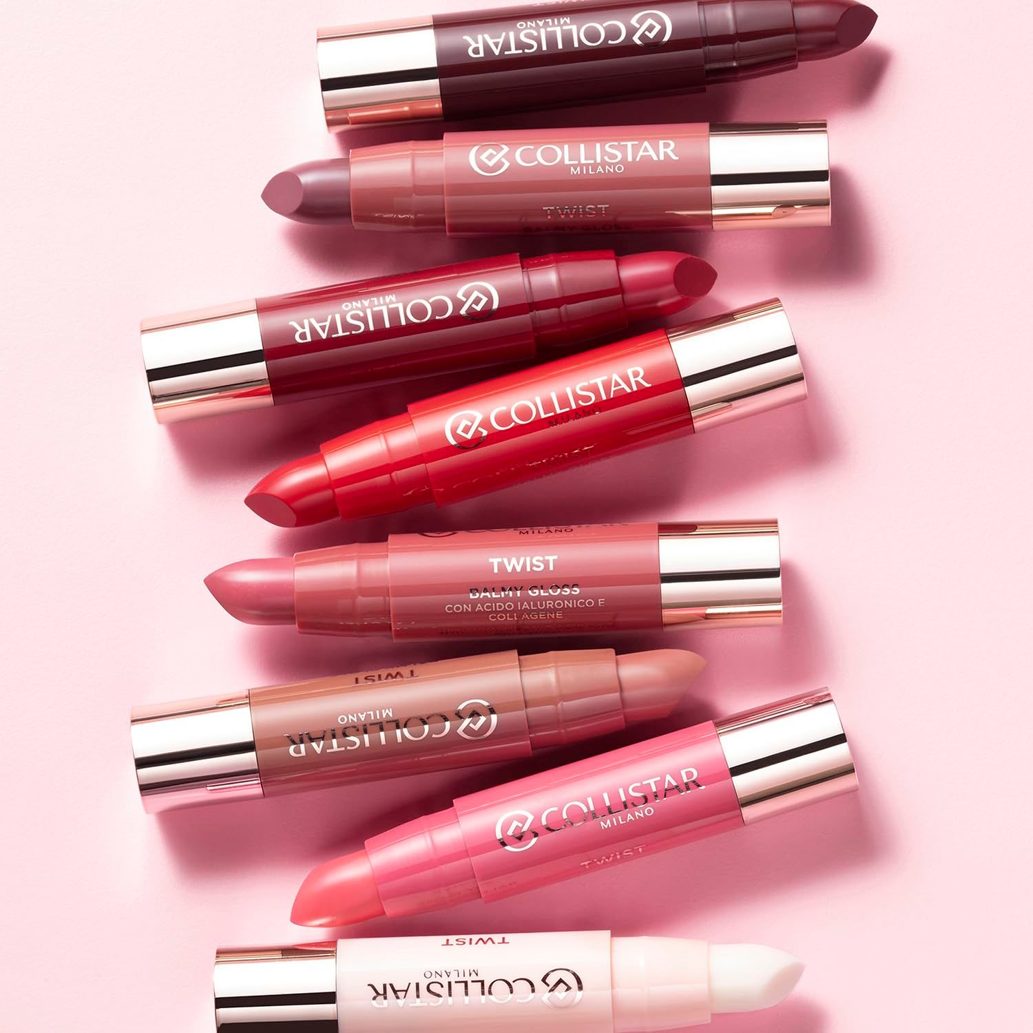 Zeven lipsticks in verschillende kleuren. Roze huls met zilverkleurige bodem. Opschrift: Collistar Milano Twist.