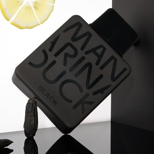 Flacon noir Mandarina Duck Black Eau de Toilette avec tranche de citron et fèves tonka.