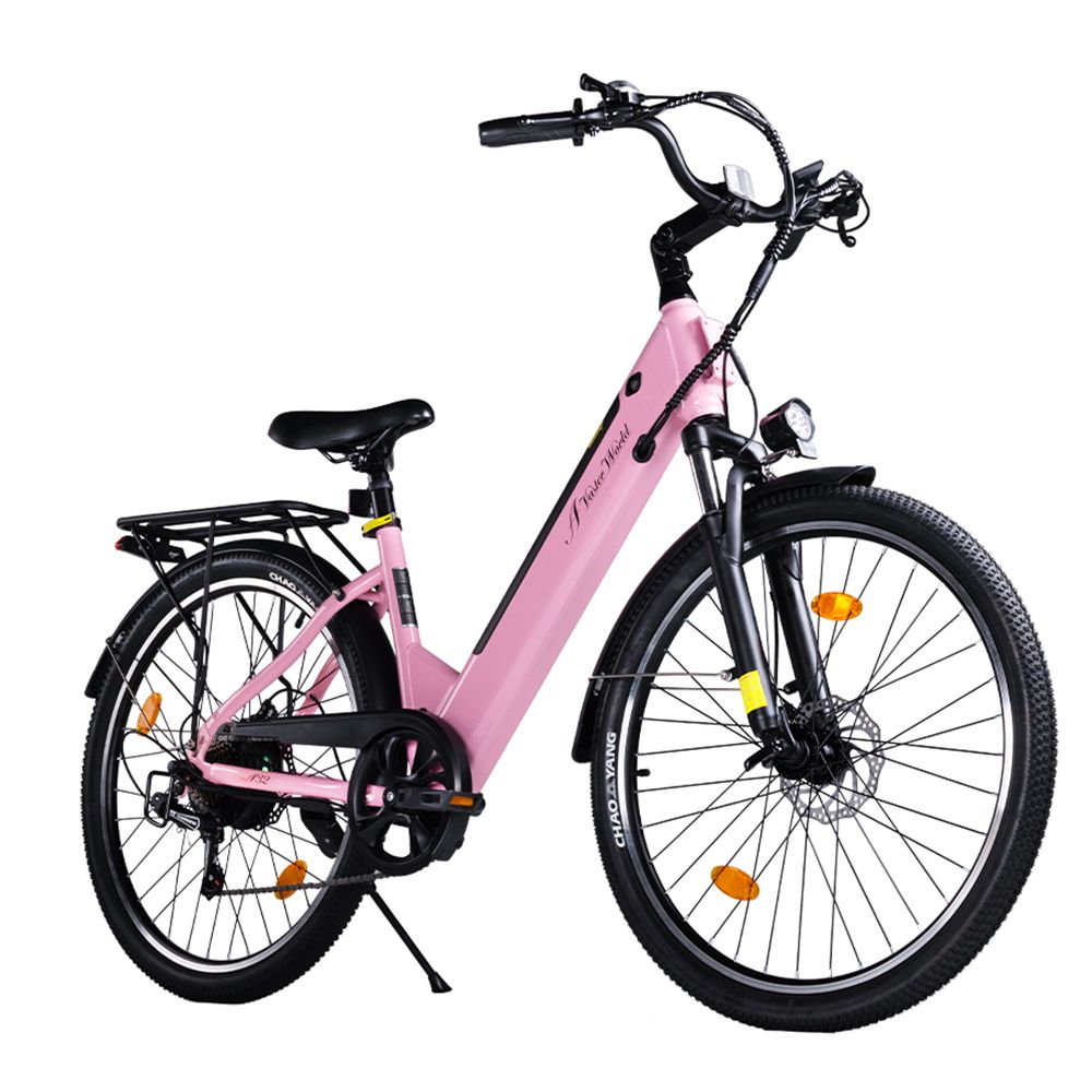 Vélo électrique rose avec cadre noir. Détails visibles : phare, porte-bagages, garde-boue. Pneus avec inscription "CHAO YANG".