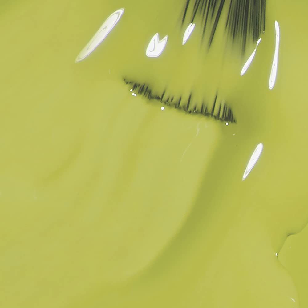 Groene nagellak met penseel. Close-up. Penseelharen raken de glanzende, vloeibare kleur. Enkele lichte reflecties.