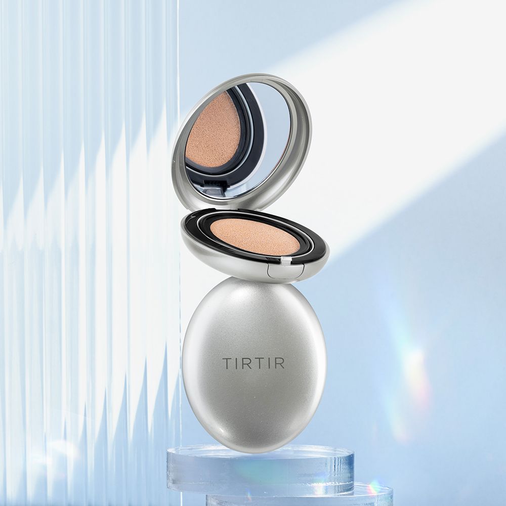 Zilveren TIRTIR Mask Fit Aura Cushion compact met spiegel en poederdonsje.