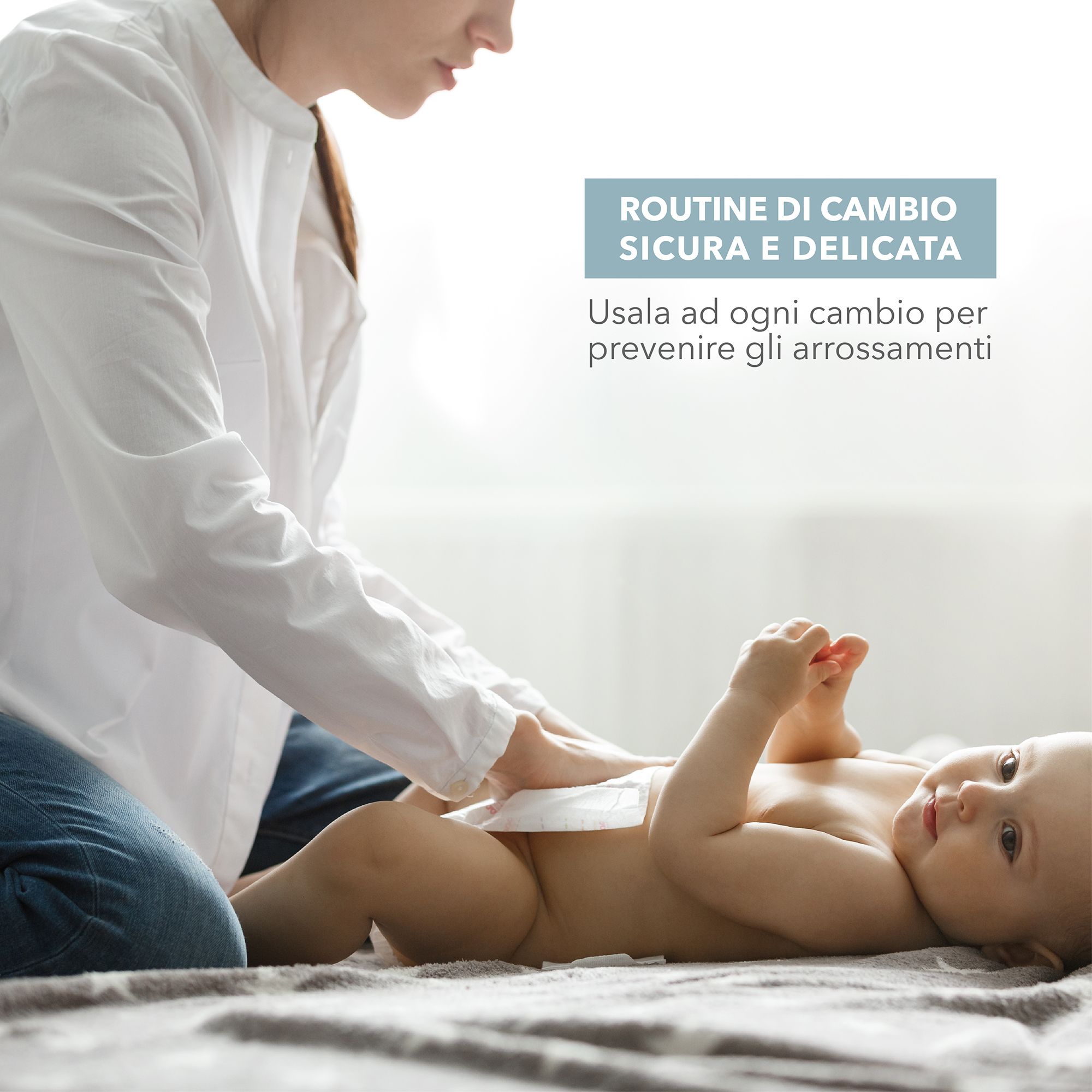 Une personne change un bébé. Texte : Routine sûre et délicate. Utiliser à chaque change pour prévenir les rougeurs.