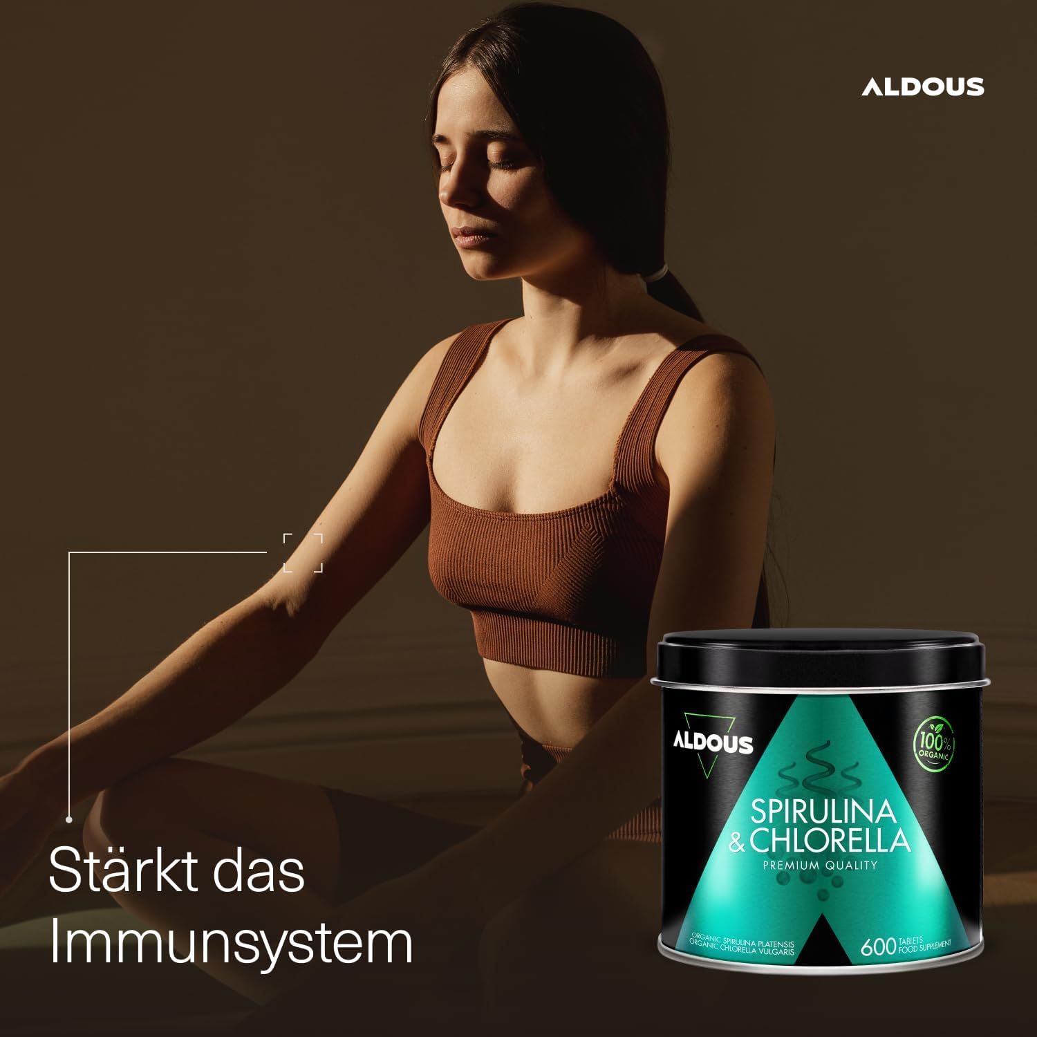 Vrouw mediteert, Aldous Spirulina + Chlorella blik op de voorgrond, versterkt het immuunsysteem.