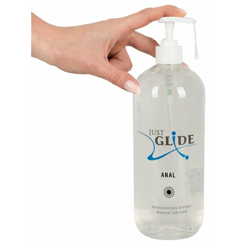 Hand houdt een transparante fles met pomp vast. Opschrift: Just Glide Anal. Medische glijmiddel.
