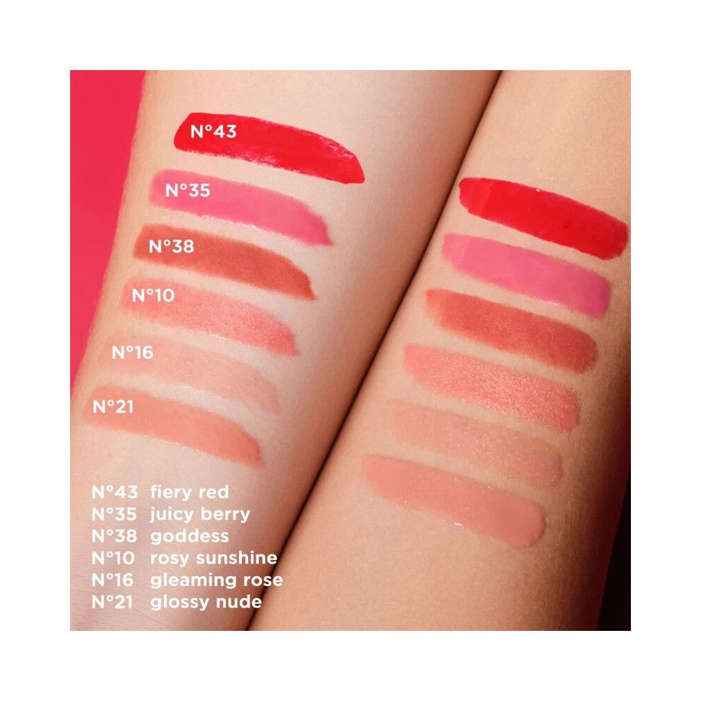 Bras avec couleurs de gloss. Différentes teintes, numérotées, noms de produits.