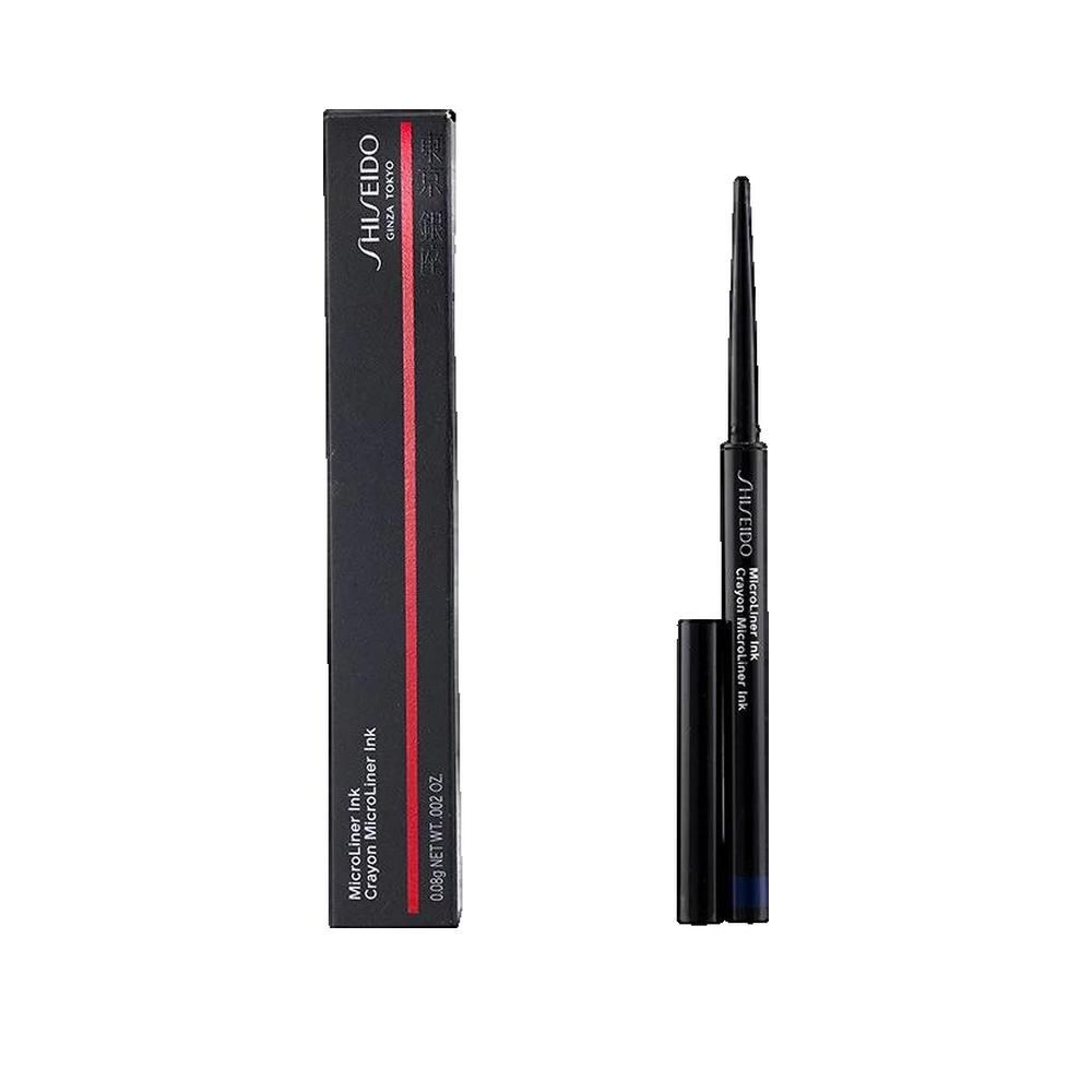 Zwarte eyeliner-pen en verpakking. Opschrift: Shiseido. Productnaam: MicroLiner Ink 04. Zwarte doos.