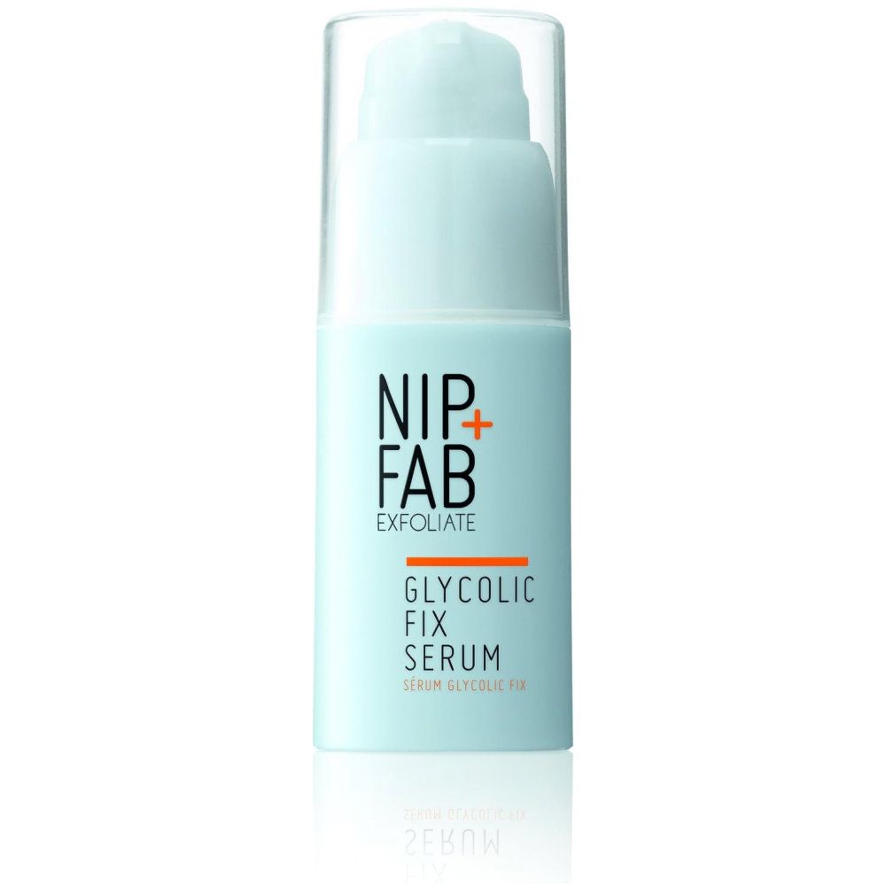Sérum Glycolic Fix Nip + Fab. Flacon avec pompe. Fond bleu clair. Texte: Glycolic Fix Serum.