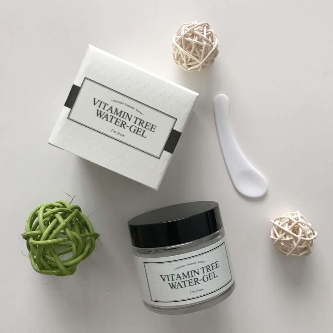 Potje gel, doos, spatel en decoraties. Etiket met productnaam.