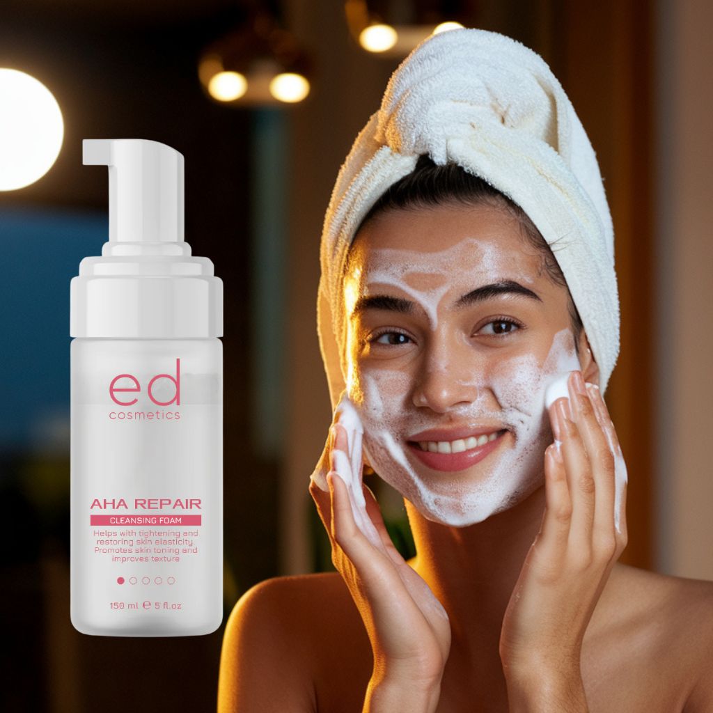 Femme avec une serviette sur la tête, applique de la mousse nettoyante. Flacon: ed cosmetics, AHA Repair.