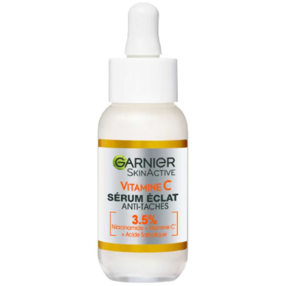Flacon de sérum avec pipette. Inscription: Garnier SkinActive Vitamin C Sérum Éclat Anti-Taches. Contient 3,5% Niacinamide, Vitamine C et Acide Salicylique.