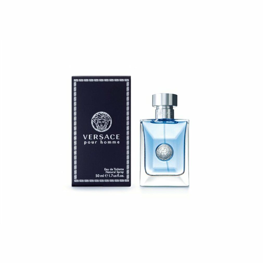 Donkerblauwe doos en fles. Op de doos: Versace Pour Homme, Medusa-logo. Fles: lichtblauwe vloeistof, zilveren dop.