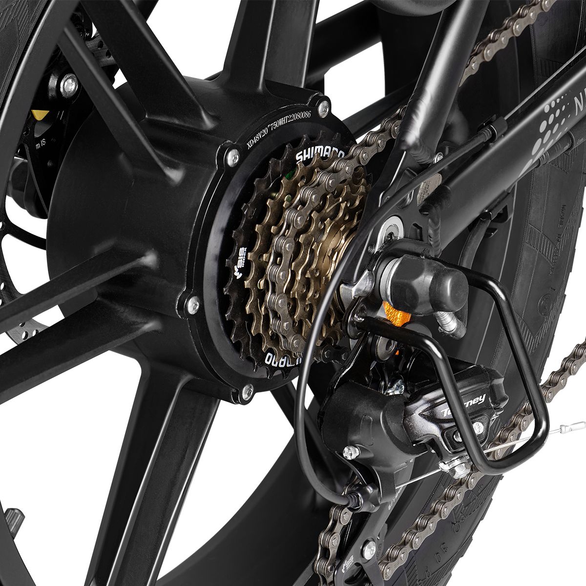 Gros plan de la roue arrière d'un vélo électrique. Engrenages, chaîne et composants Shimano. Jante noire.