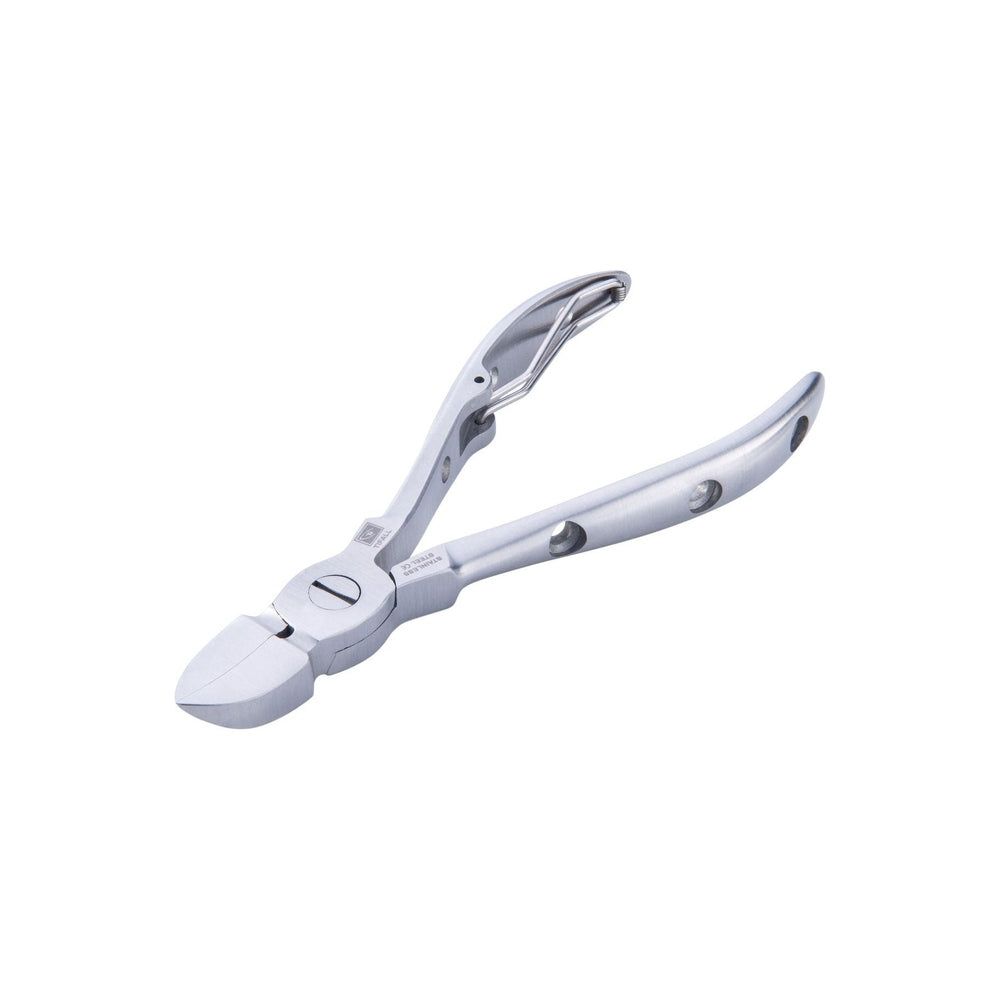 Coupe-ongles en métal avec motif perforé. Forme ergonomique avec poignées incurvées et lame. Sur fond blanc.