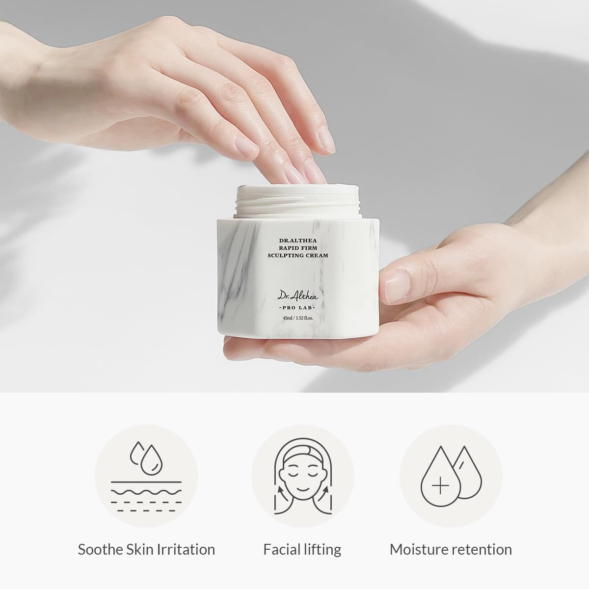 Handen houden een crème pot vast. Op de pot staat "Dr. Althea Rapid Firm Sculpting Cream". Iconen: huidverzachting, gezichtslift, hydratatie.