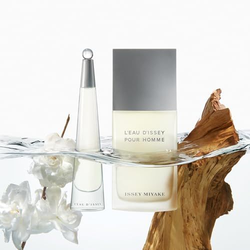 Twee flacons in water. L'Eau d'Issey Pour Homme en een andere flacon. Hout en bloemen.