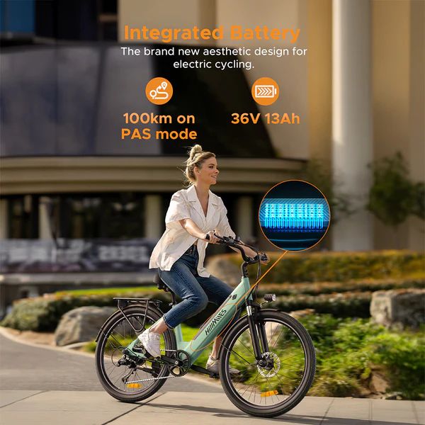 Femme faisant du vélo électrique vert clair. Texte: 100km en mode PAS, 36V 13Ah. Batterie intégrée.