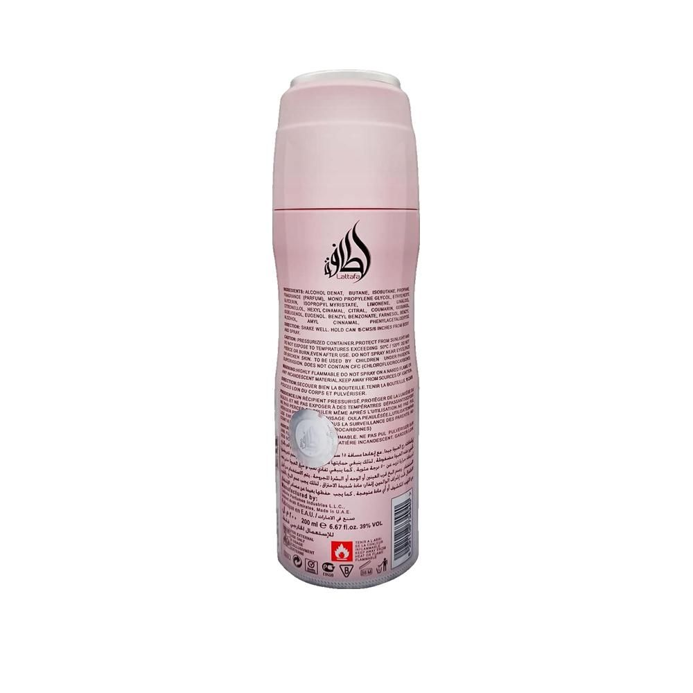 Achterkant van een roze deodorant spray. Tekst in meerdere talen. Onderaan: waarschuwingen en logo's.