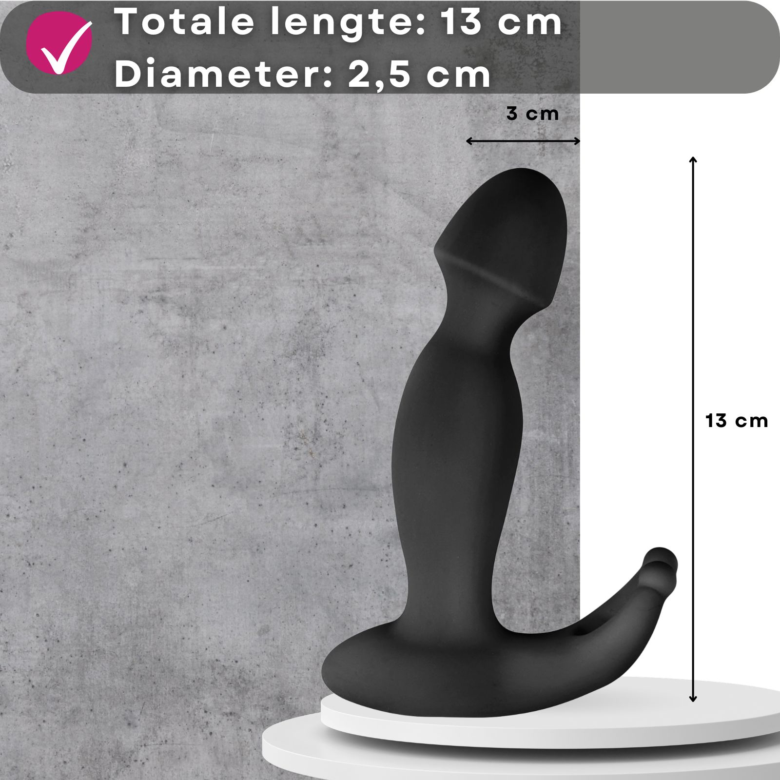 Zwarte vibrator. Tekst: Totale lengte 13 cm, diameter 2,5 cm. Op sokkel.