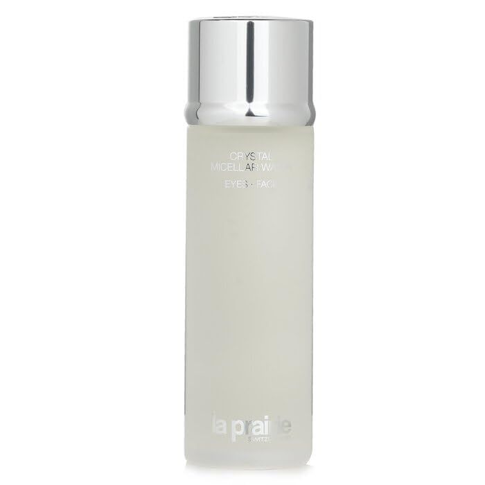 Cilindrische fles met zilveren dop. Opschrift: Crystal Micellar Water, Eyes Face. Merk: la prairie.