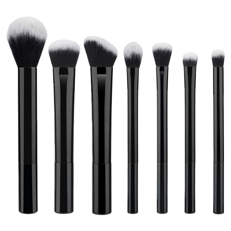 Ensemble de sept pinceaux de maquillage noirs avec poils blancs. Différentes formes et tailles.
