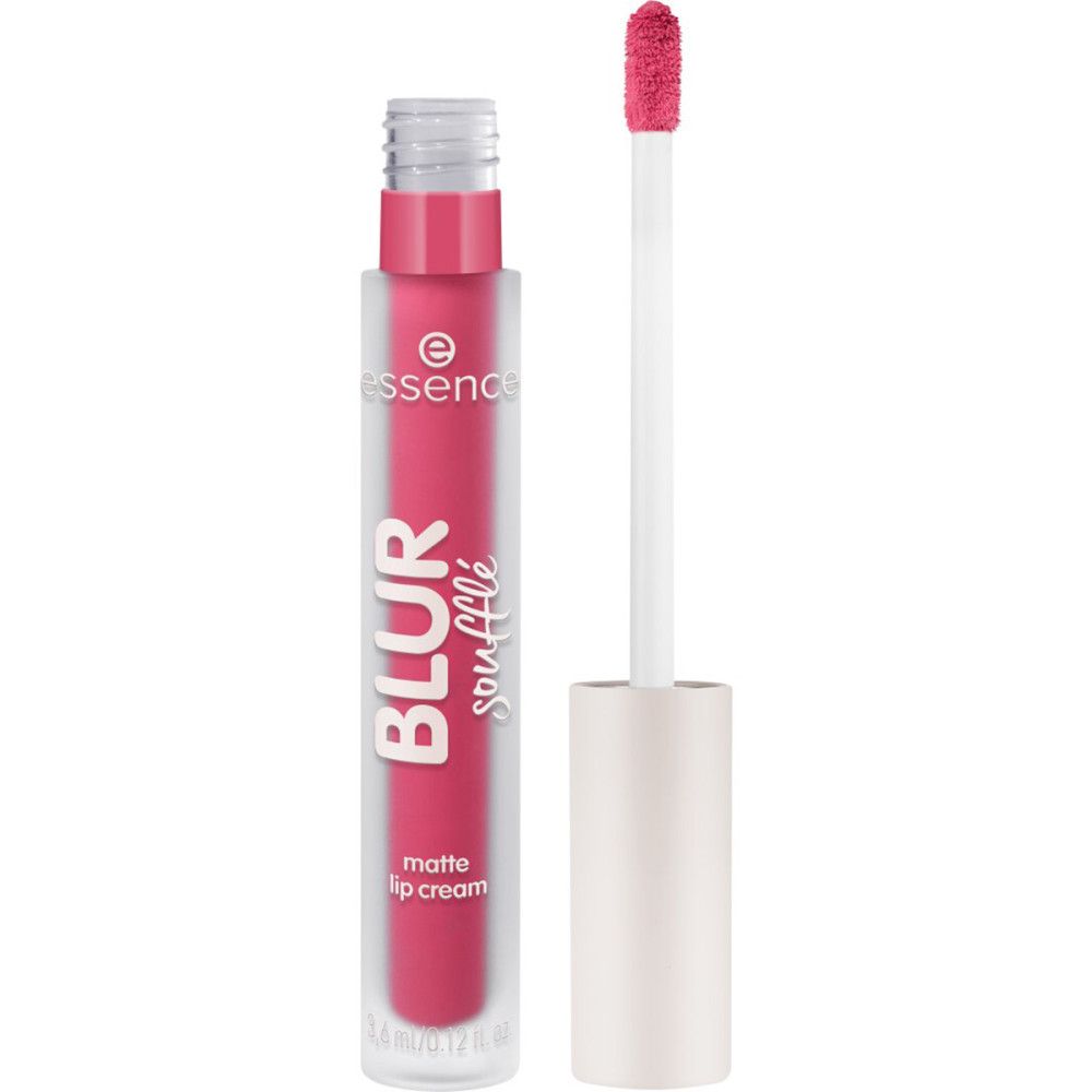 Tube de crème à lèvres ouvert avec applicateur. Inscription: BLUR soufflé matte lip cream. Marque: Essence. Teinte rose.