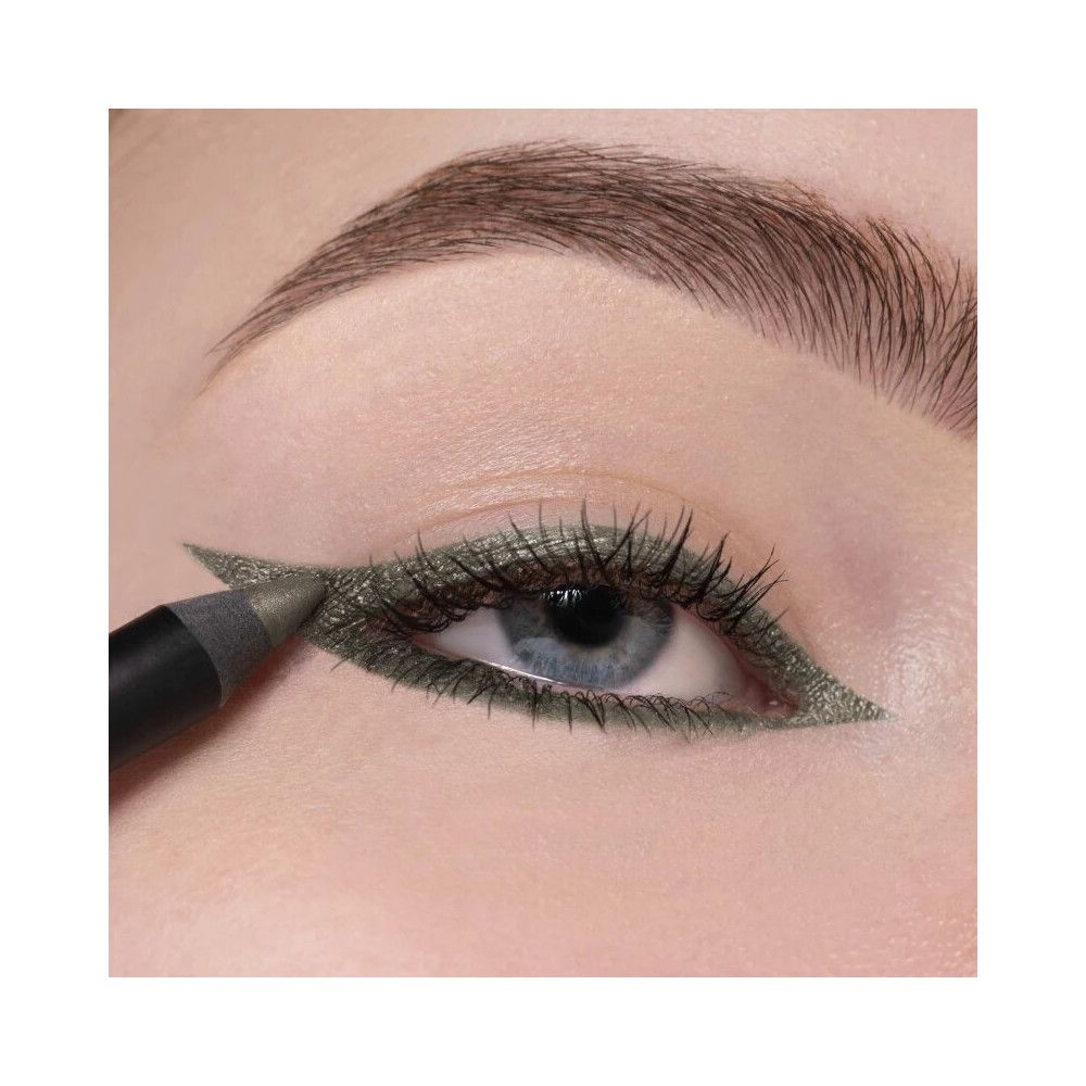 Œil avec un eye-liner vert. Un Artdeco Soft Eye Liner Waterproof est utilisé pour tracer un trait. Le produit est visible.