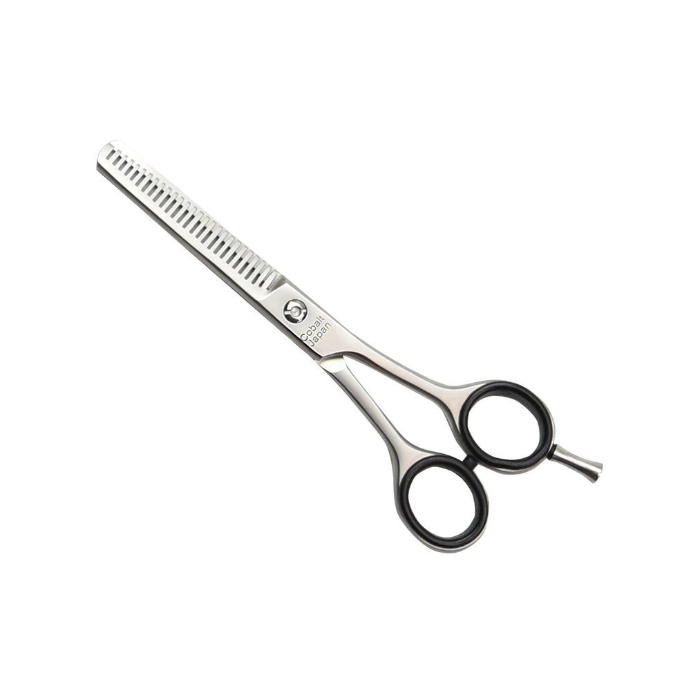 Kappersschaar, metaal, aan beide zijden getand. Zwarte handgreepringen. Opschrift "Cobalt Japan".