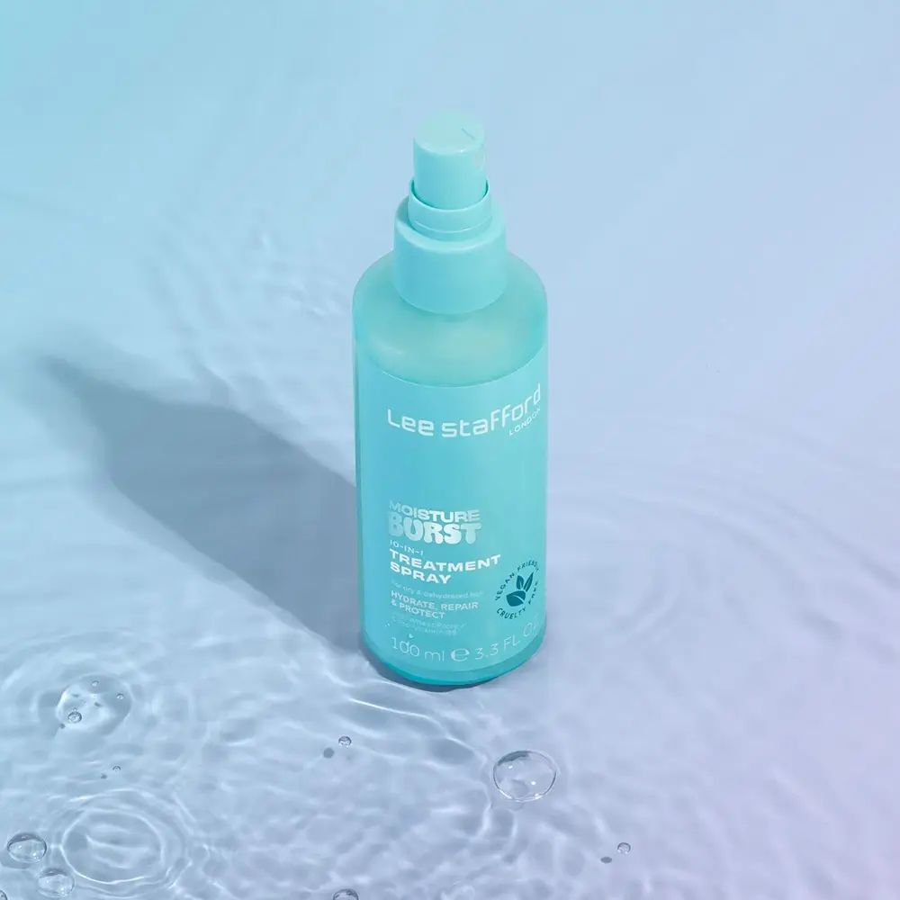 Turquoise sprayfles op een wateroppervlak. Opschrift: Lee Stafford, Moisture Burst, 10-in-1 Treatment Spray. Vegan logo.