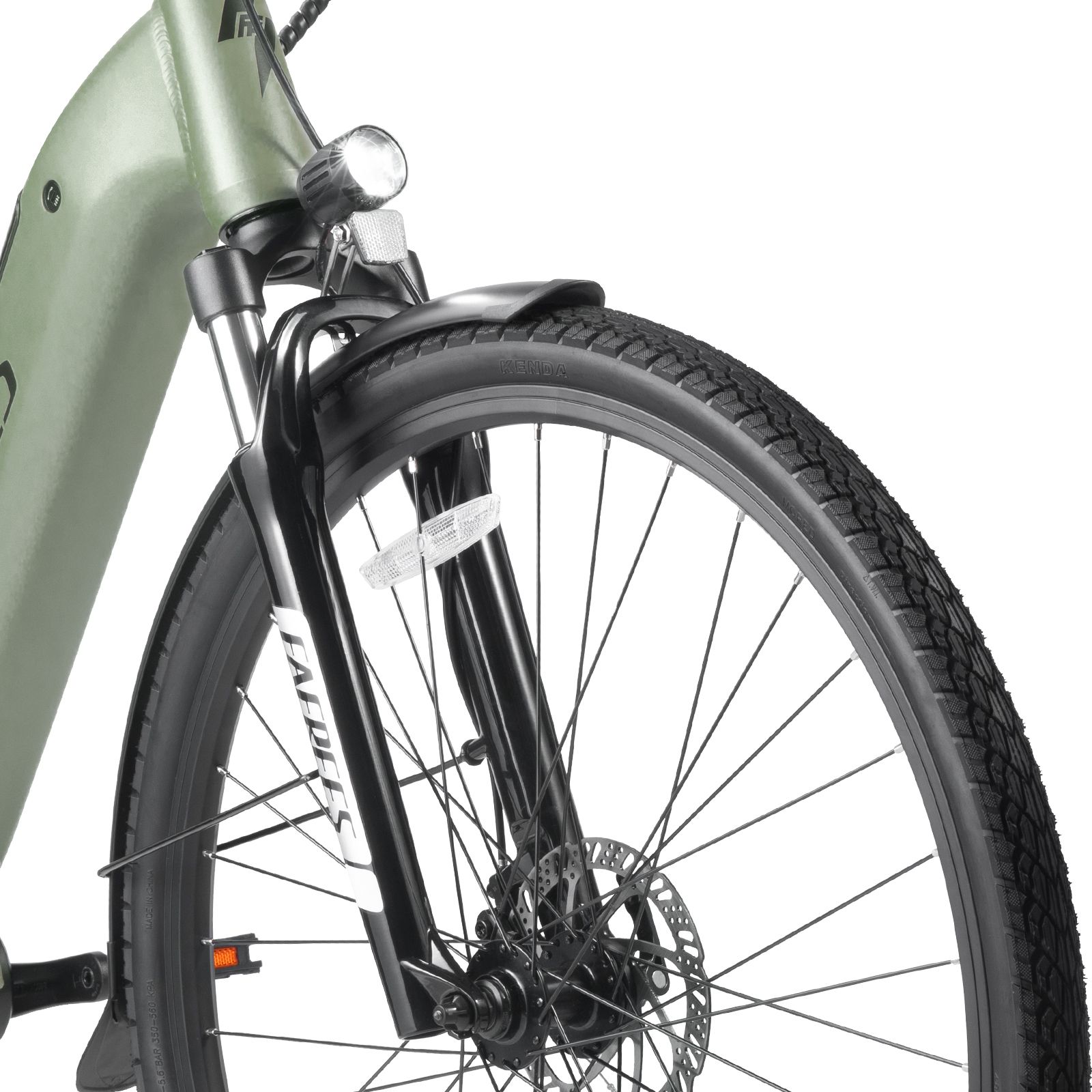 Gros plan sur la roue avant d'un vélo électrique de trekking vert. Pneus noirs, fourche et disque de frein. Marque FAFREES.